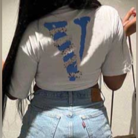 💋Blue V With A White Snake Wrapped Around The V Vlone Inspired On A White Top - Picture 5 of 6